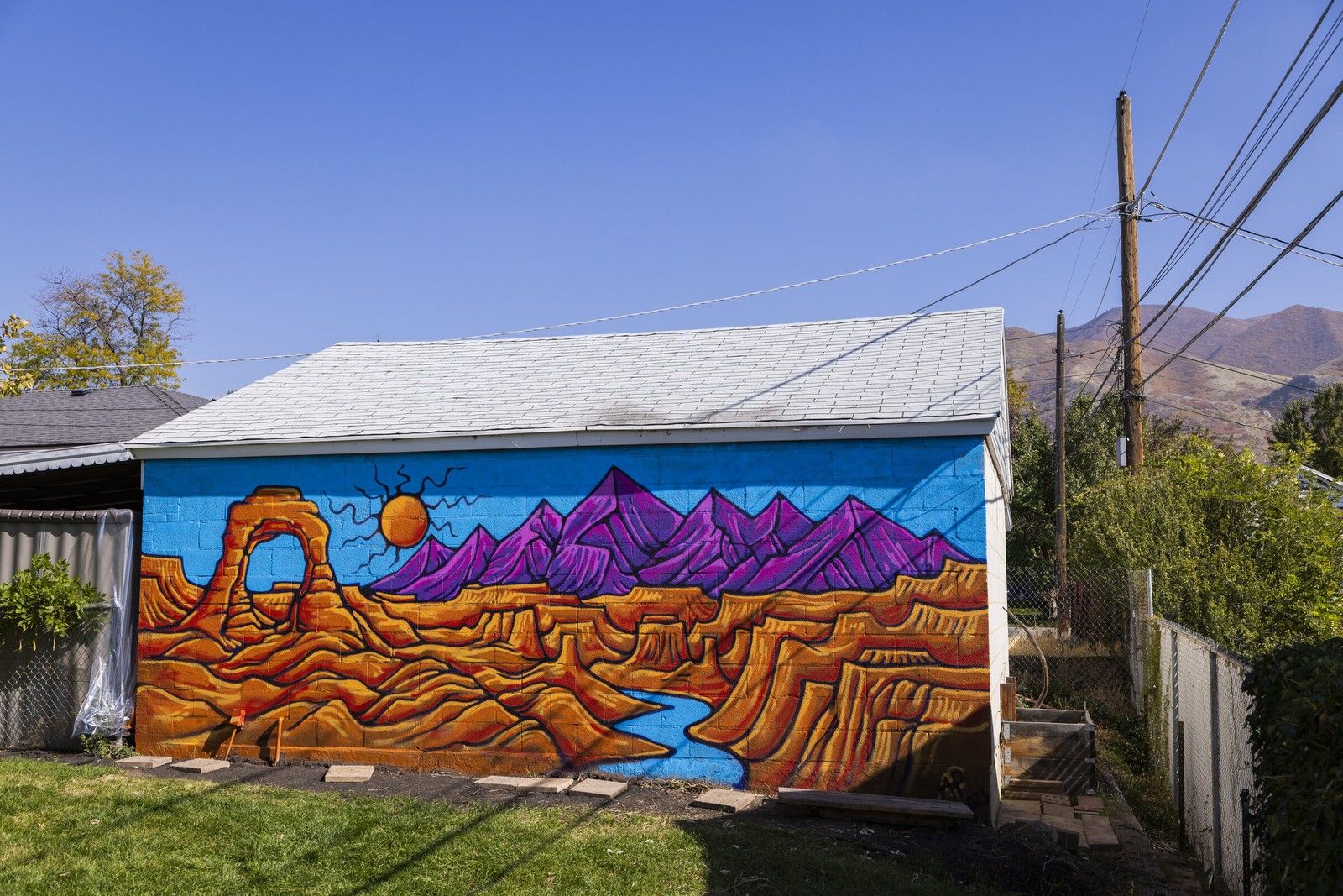 Arch mural wrapping a building